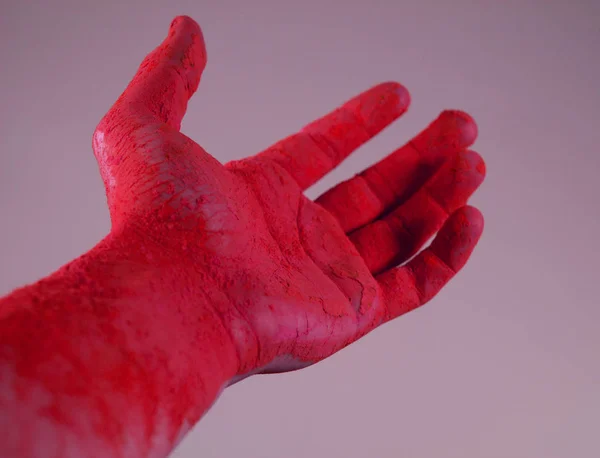 Mano sucio en rojo pintura holi — Foto de Stock