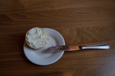 Beyaz ekmek tereyağı ile