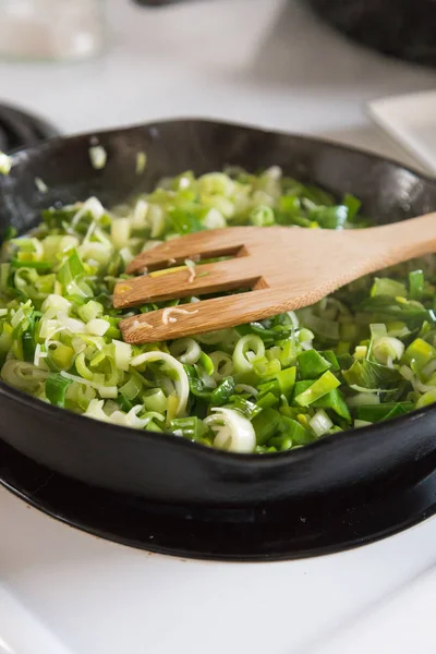 Lauch und Zwiebeln kochen Stockbild