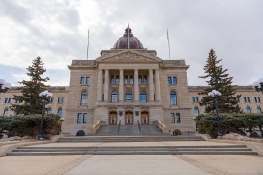 Saskatchewan yasama binasının ana giriş.