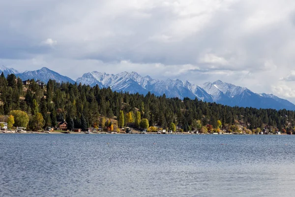 Invermere auf dem See Stockbild