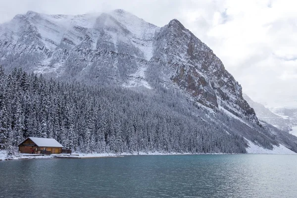 Cabin at Lake Louise in Banff National Park. — Stock Photo, Image