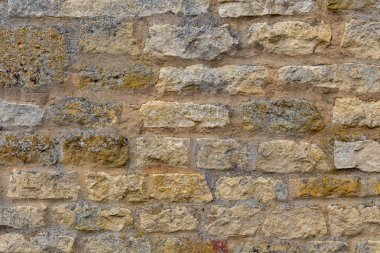 Eski ve yıpranmış kahverengi tuğla duvar.