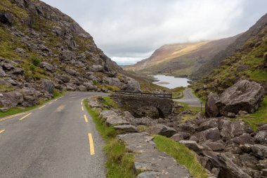 Dunloe Geçidi 'nde gölü olan yol.