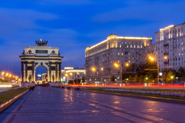 Arc de Triomphe ışığında akşam ışıklar. Rusya Moskova