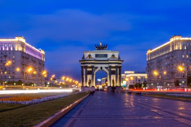 Arc de Triomphe ışığında akşam ışıklar. Rusya Moskova