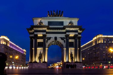 Arc de Triomphe ışığında akşam ışıklar. Rusya Moskova