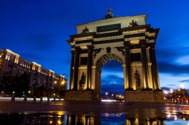 Arc de Triomphe ışığında akşam ışıklar. Rusya Moskova