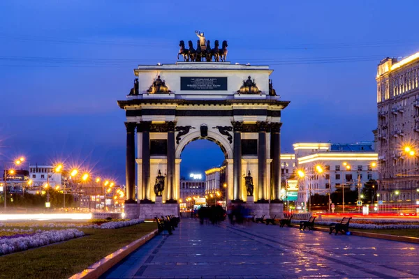 Arc de Triomphe in het licht van de stadslichten van de avond. Rusland Moskou — Stockfoto