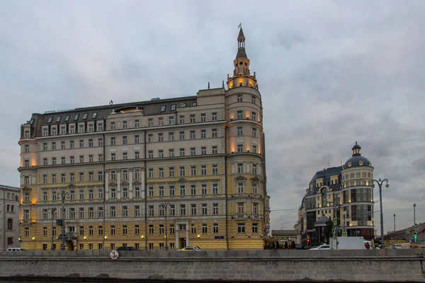 莫斯科，俄罗斯-典型的莫斯科街道与传统的建筑组合。 历史建筑立面的碎片 — 图库照片