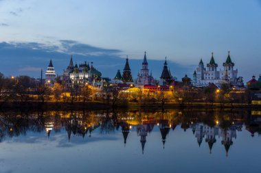 Gün batımında Moskova 'daki Izmaylovo Kremlin' e bakın.
