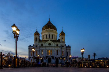 Moskova 'daki Kurtarıcı ve Moskova nehrinin İsa Katedrali' nin gün batımı manzarası.