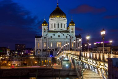 Moskova 'daki Kurtarıcı ve Moskova nehrinin İsa Katedrali' nin gün batımı manzarası.