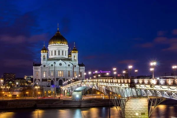 Zonsondergang uitzicht op de kathedraal van Christus de Verlosser en de rivier de Moskou in Moskou. — Stockfoto