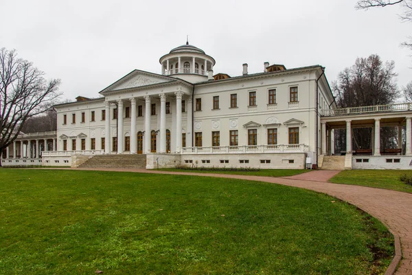 Manor Ostafievo in the suburbs of Moscow in the fall. — Stock Photo, Image