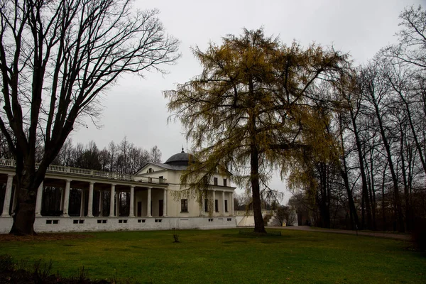 Manor Ostafievo in the suburbs of Moscow in the fall. — Stock Photo, Image