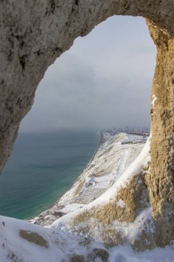Karadeniz kıyısı. Kel dağ. Kışın Anapa 'da güzel mavi deniz