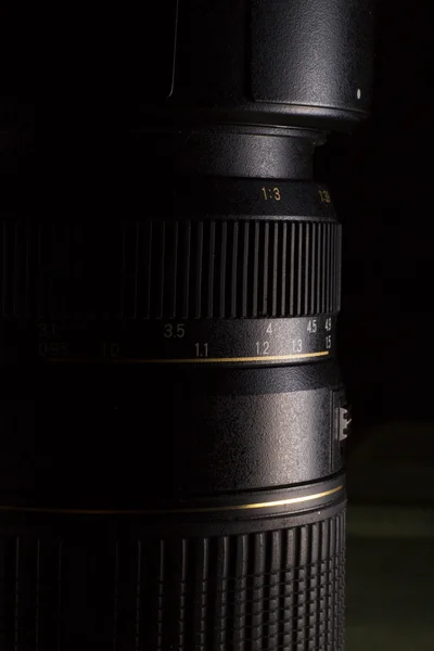Photographer black DSLR telephoto lens. Dark photo. — Stock Photo, Image