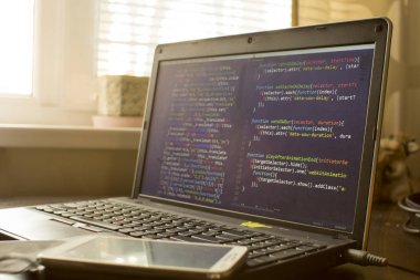 Minificated web geliştirme javascript kodu günbatımı ışınları. Web geliştirici çalışma alanı