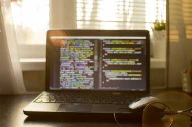 Minificated web geliştirme javascript kodu günbatımı ışınları. Web geliştirici çalışma alanı