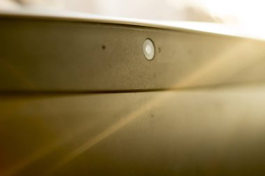 Modern dizüstü web kamera yakın çekim. Makro günbatımı ışınları vurdu. Dijital bilgi teknolojisi.