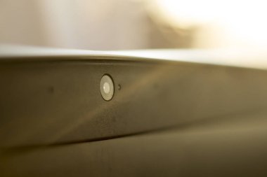 Modern dizüstü web kamera yakın çekim. Makro günbatımı ışınları vurdu. Dijital bilgi teknolojisi.