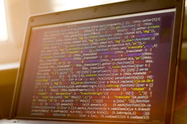 Web geliştirme javascript Html5 kodu. Soyut bilgi teknoloji modern arka plan. Ağ kesmek. Minificated Js kodu satır. Ekran web geliştirici.
