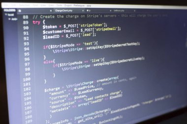 Web geliştirici Php Kodu kapatın. Şerit API kullanarak müşteri şarj. Online ödeme işleme. Soyut bilgi technonology modern arka plan. Kavram ekran web geliştirici.