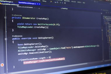 Yazılım geliştirme C-Sharp (C#, .net) kodu. Soyut bilgi teknoloji modern arka plan. IDE içinde gelişmekte olan ağ multiplayer oyun. Üst düzey API kod satırları. Ekran oyun geliştirici.