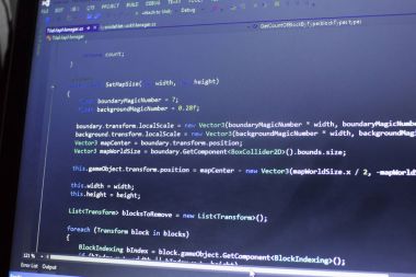 Yazılım geliştirme C-Sharp (C#, .net) kodu. Soyut bilgi teknoloji modern arka plan. IDE içinde gelişmekte olan ağ multiplayer oyun. Üst düzey API kod satırları. Ekran oyun geliştirici.
