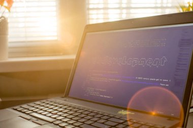 Web geliştirme ifade ASCII sanat gerçek Html kodu içinde. Web geliştirme kavramı üstünde perde. Soyut bilgi teknoloji modern arka plan. Dijital sanat. Kod başıma oluşturulur.