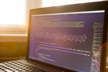Web geliştirme ifade ASCII sanat gerçek Html kodu içinde. Web geliştirme kavramı üstünde perde. Soyut bilgi teknoloji modern arka plan. Dijital sanat. Kod başıma oluşturulur.