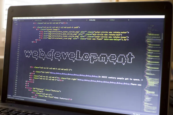 Frasa pengembangan web ASCII art inside real HTML code. Web mengembangkan konsep pada layar. Latar belakang modern teknologi informasi abstrak. Seni digital. Kode dibuat sendiri. . — Stok Foto