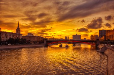 Canlı günbatımı şehir manzarası. Moskova nehir manzarası ve dramatik gökyüzü. Ağır HDR işlemi