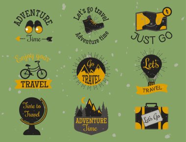 Dağ açık vektör kamp seyahat el tırmanma ve yürüyüş rozetleri tepe aşırı şekilde çizilmiş etiketleri.