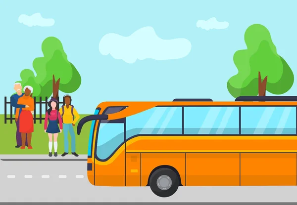 Автобус прибывает, чтобы остановить и стоя людей векторные иллюстрации. Пожилые и молодые люди мужчина женщина пассажиры ждут желтый автобус. Общественный транспорт . — стоковый вектор