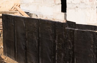 Bodrum ve temel su yalıtımı için yapım teknikleri. Bodrum beton duvar yalıtım malzemesi. Ev enerji tasarrufu. Katran ve rulo su yalıtımı sprey ile ev temel su yalıtımı