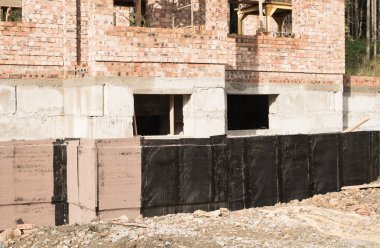 Bodrum ve temel su yalıtımı için yapım teknikleri. Bodrum beton duvar yalıtım malzemesi. Katran ve rulo su yalıtımı sprey ile ev temel su yalıtımı