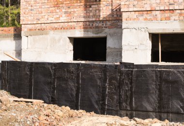 Bodrum ve temel su yalıtımı için yapım teknikleri. Bodrum beton duvar yalıtım malzemesi. Katran ve rulo su yalıtımı sprey ile ev temel su yalıtımı
