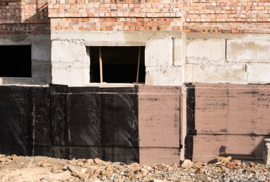 Bodrum ve temel su yalıtımı için yapım teknikleri. Bodrum beton duvar yalıtım malzemesi. Katran ve rulo su yalıtımı sprey ile ev temel su yalıtımı