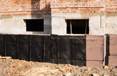 Bodrum ve temel su yalıtımı için yapım teknikleri. Bodrum beton duvar yalıtım malzemesi. Katran ve rulo su yalıtımı sprey ile ev temel su yalıtımı