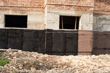 Bodrum ve temel su yalıtımı için yapım teknikleri. Bodrum beton duvar yalıtım malzemesi. Katran ve rulo su yalıtımı sprey ile ev temel su yalıtımı