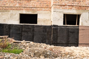 Bodrum ve temel su yalıtımı için yapım teknikleri. Bodrum beton duvar yalıtım malzemesi. Katran ve rulo su yalıtımı sprey ile ev temel su yalıtımı