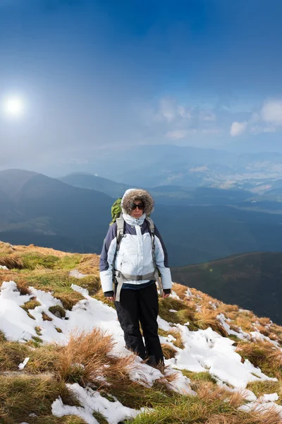 산에 하이킹하는 젊은 여자. — 스톡 사진