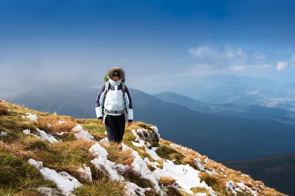 Mujer joven senderismo en las montañas. — Foto de Stock