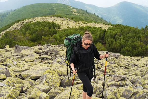 Mujer joven senderismo en las montañas. — Foto de Stock