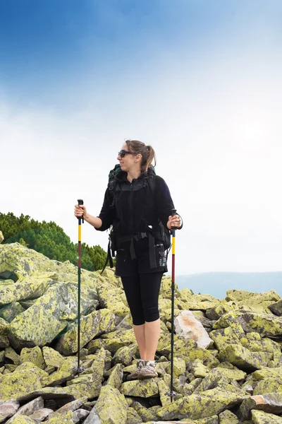 Mujer joven senderismo en las montañas. — Foto de Stock