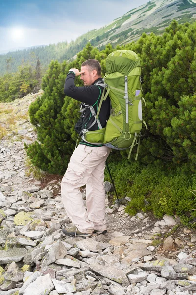 Retrato hombre senderismo con mochila — Foto de Stock