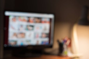 Porno sitesi. Sadece yetişkinlere yönelik içerik. Online porno kavramı. Seks ve xxx siteleri. xxx porno sitesi Tema yaratıcı soyut bokeh etkisi ile arka plan bulanıklık. porno sitesi teması