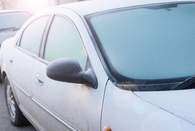 Dondurulmuş cam sileceği araba. Dondurulmuş ön cam. araba cam kışın. Bir arabanın ön pencere dondurulmuş. Kışın donmuş araba cam. Ön cam. Soğuk kış.